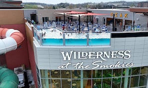 Indoor pool, seasonal outdoor pool, pool umbrellas, sun loungers - Wilderness at the Smokies – River Lodge Suites (Sevierville)