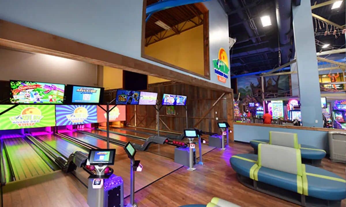 Un bowling doté de nombreuses pistes, d’espaces pour s’asseoir et de différents jeux d’arcade.