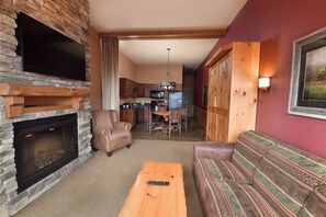 In-room safe, iron/ironing board - Wilderness at the Smokies – River Lodge Suites (Sevierville)