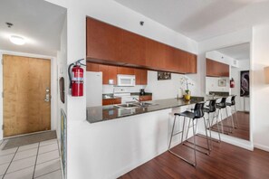 Cafetera y tetera, refrigerador, microondas y horno 