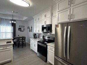 Réfrigérateur, four à micro-ondes, un four, surface de cuisson