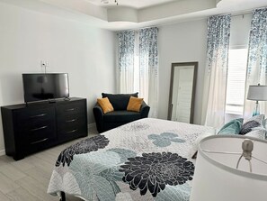 3 chambres, bureau, fer et planche à repasser, lit de bébé portatif