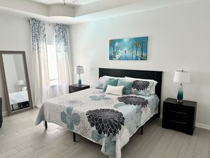 3 chambres, bureau, fer et planche à repasser, lit de bébé portatif