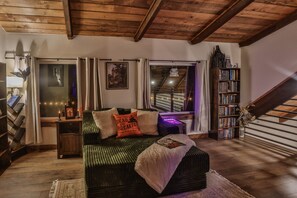 Interior - 4-bedroom cabin in lovely Broken Bow with cozy charm (Broken Bow)