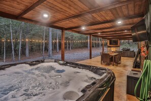 Outdoor dining - 4-bedroom cabin in lovely Broken Bow with cozy charm (Broken Bow)