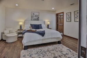 Room - 4-bedroom cabin in lovely Broken Bow with cozy charm (Broken Bow)