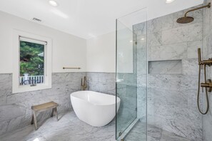 Douche, sèche-cheveux, serviettes fournies, savon