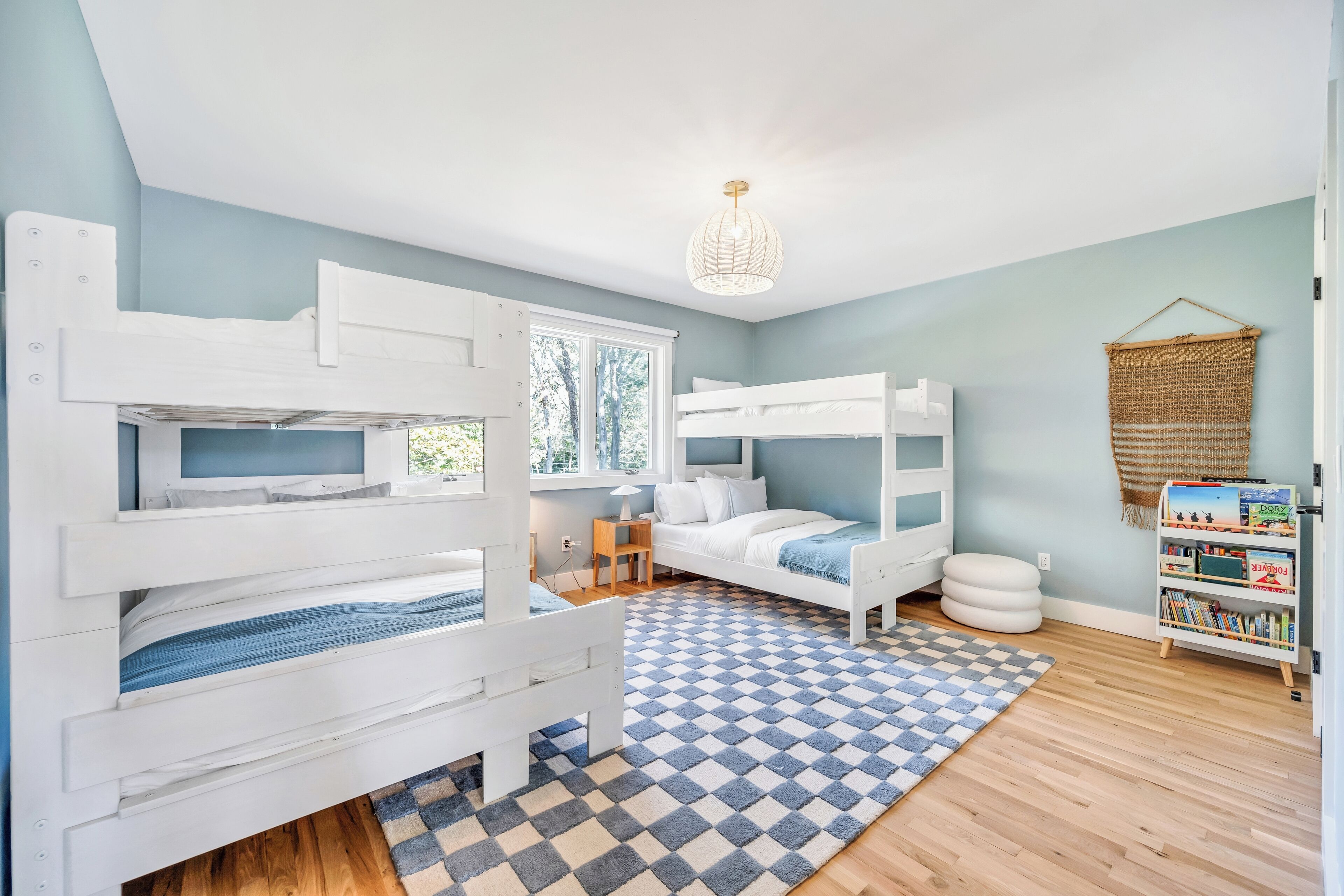 6 bedrooms, iron/ironing board, WiFi, bed sheets