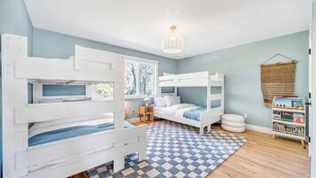 6 bedrooms, iron/ironing board, WiFi, bed sheets