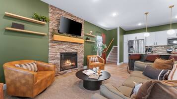 Smart-TV, Kamin, Videospiele, Tischfußball