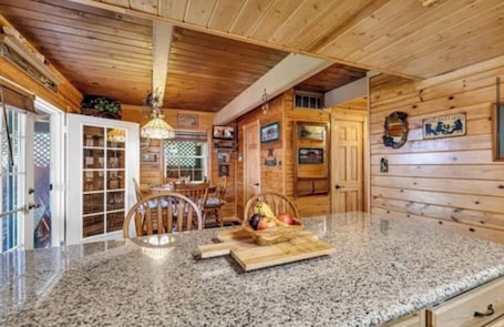 Dining. "The Bearadise" Fun Cozy Centrally Located Cabin
