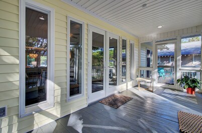 Newly renovated Beach House, 2 mins from Beach w/ Bonus Surf Shack Bunk Room!