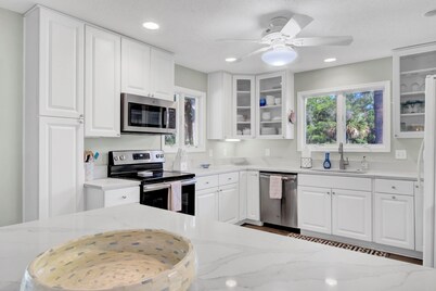 Newly renovated Beach House, 2 mins from Beach w/ Bonus Surf Shack Bunk Room!