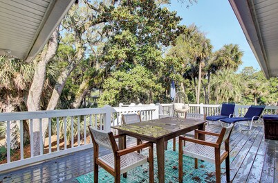Newly renovated Beach House, 2 mins from Beach w/ Bonus Surf Shack Bunk Room!