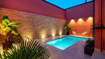 Een verwarmd zwembad