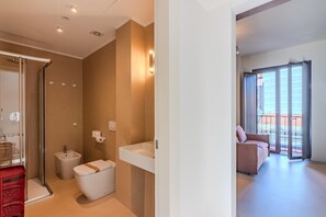 Een haardroger, handdoeken