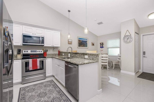 Réfrigérateur, four à micro-ondes, un four, surface de cuisson