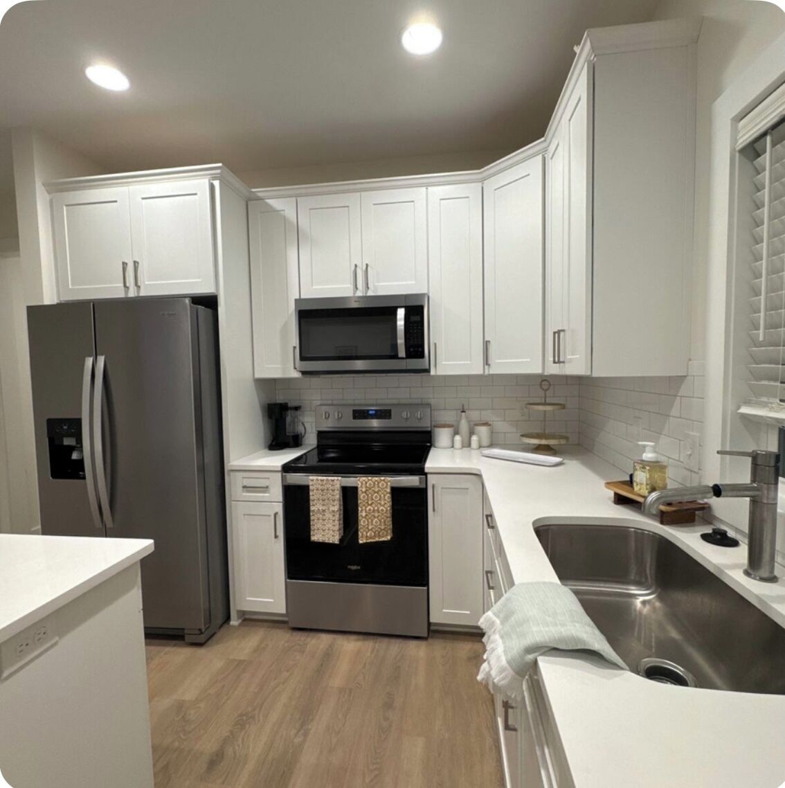 冷蔵庫、電子レンジ、オーブン、コンロ