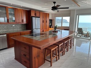 Microondas, horno, parrilla de estufa y lavavajillas 