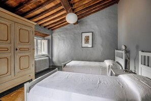 Cribs/infant beds