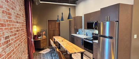 Fridge, microwave, stovetop, dishwasher