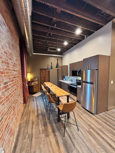 The Gilded Bohemian- 2 bedroom Loft Sleeps 8