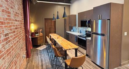 The Gilded Bohemian- 2 bedroom Loft Sleeps 8