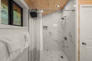 Een douche, een haardroger, handdoeken, zeep
