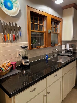 Microwave, oven, stovetop, dishwasher - Gorgeous Art Home. Family, pets, friends, welcome! (Portland)