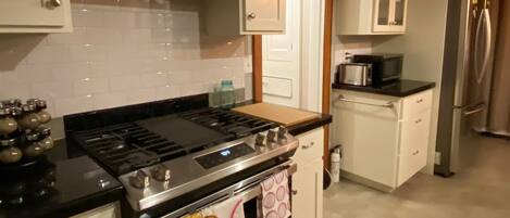 Mikrowelle, Ofen, Herdplatte, Geschirrspüler