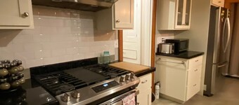 Gorgeous Art Home. Family, pets, friends, welcome!