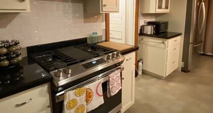 Gorgeous Art Home. Family, pets, friends, welcome!