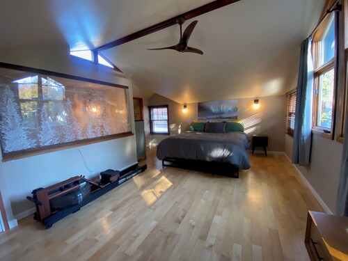 Gorgeous Art Home. Family, pets, friends, welcome!