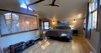 Gorgeous Art Home. Family, pets, friends, welcome!