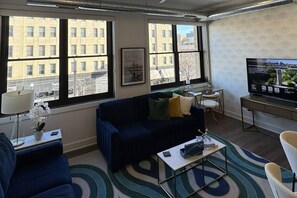 Una Smart TV, un reproductor estéreo