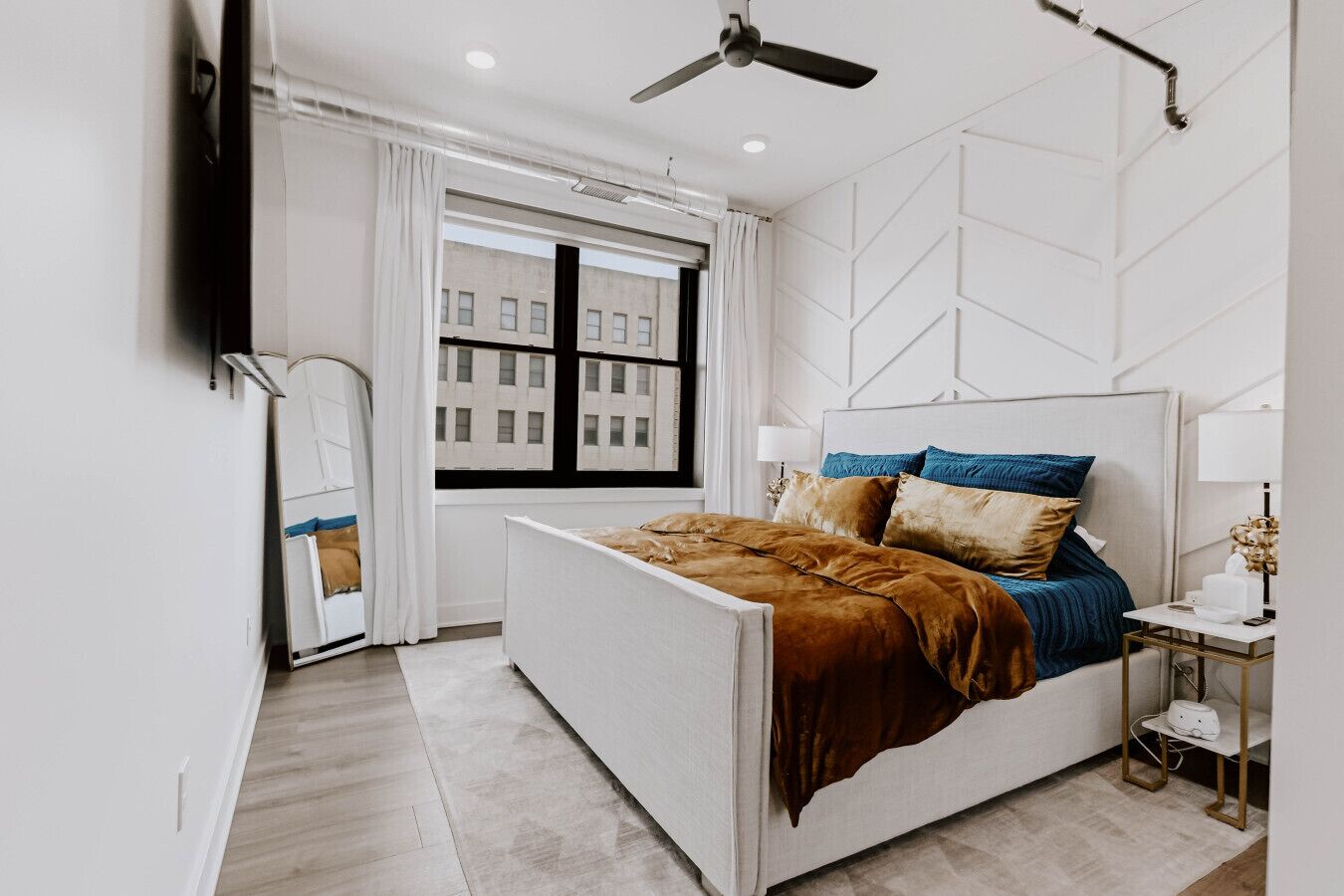 Een bureau, een strijkplank/strijkijzer, reisbedje, gratis wifi