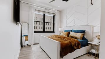 Een bureau, een strijkplank/strijkijzer, reisbedje, gratis wifi