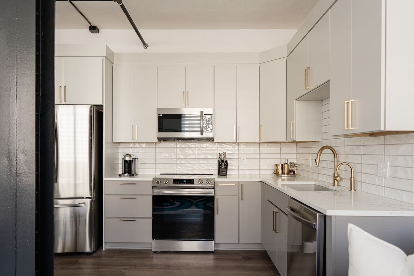 Een koelkast, een magnetron, een oven, een kookplaat