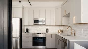 Een koelkast, een magnetron, een oven, een kookplaat