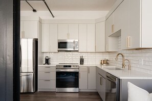 Jääkaappi, mikroaaltouuni, uuni, liesi