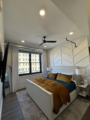 Työpöytä, silitysrauta/-lauta, vauvan matkasänky, ilmainen Wi-Fi