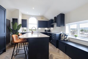 Coffee/tea maker, fridge, microwave, oven