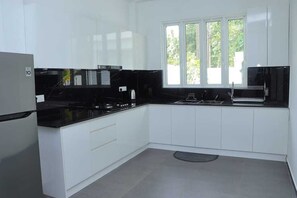 ثلاجة، ميكروويف، موقد طهي مسطح، ماكينة لصنع القهوة/الشاي