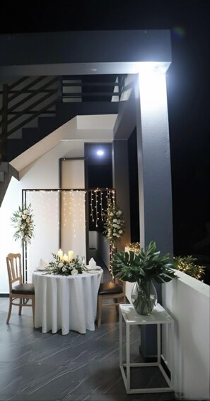 تناول الطعام بالخارج