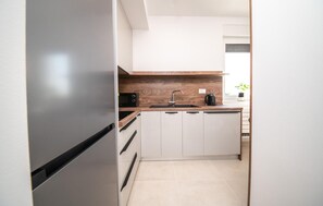 Fridge, stovetop, dishwasher, coffee/tea maker