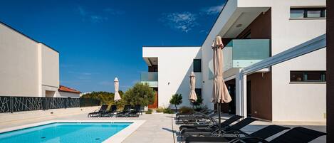 Et oppvarmet basseng