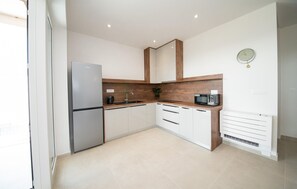 Fridge, stovetop, dishwasher, coffee/tea maker