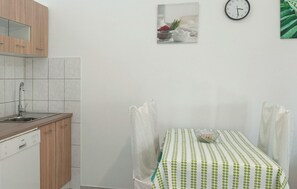 Fridge, stovetop