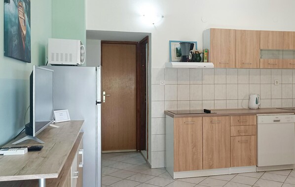 Fridge, stovetop