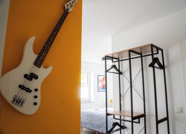 8 عدّة غرف نوم ومكواة/لوح كي وواي فاي وملاءات أسرّة